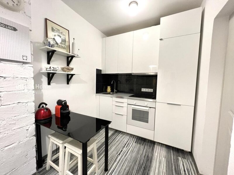 Calea Victoriei, 2 rooms apartment stradal, no risc building